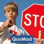 Softwareprojekt Kosten Kontrolle Änderungen - Junge mit Stoppschild und QuoMod